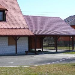 Rote Bobrek Leichtdach von Hosekra Produktion mit Roten Dachrinnen und dreieckigen First.