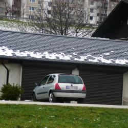 Hosekra Bobrek Dach mit Schneekrallen und Dachrinnen in Farbe Antrazit