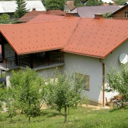 Bedachung Bobrek Mit Schluhtblech, Dachkamin und Rinne.