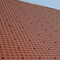 Ziegelformige Leichtdach Bobrek aus Hosekra Produktion mit Schneestoper. Leichtes Blechdach Dachdeckung.