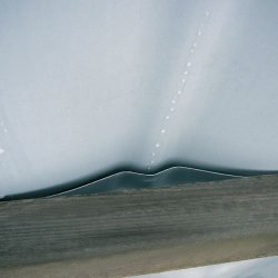 Verdeckte Kondensat ablauf auf die obere Oberfläche der Platte. Man sieht die Tropfen die durch die Rinne fliessen.
