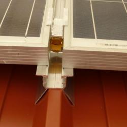 Detail von Unterkonstruktion der Sonnenkolektoren auf Bedachung Hosekra T4