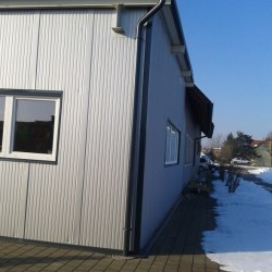 Wande aus Hosekra T-4 Paneelen. Profielirte Wandpaneele aus verzienkten Stahl und Dähmung.