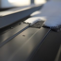 schnee auf t4 Trapezblech Bedachung. Leichtdach in Trapezform