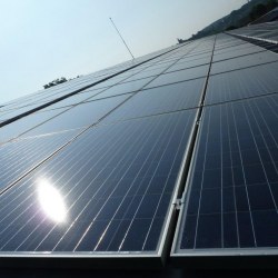 Streha dvokapnica z EH hosekra sendvič paneli strehe in alu nosilci za sončno elektrarno 100kW.