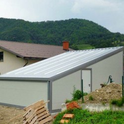 Garaža velika z naklonom za fotovoltaične module z streho T4 in sistemom Elektro Hosekra