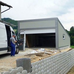 Garaža velika z naklonom za fotovoltaične module z streho T4 in sistemom Elektro Hosekra