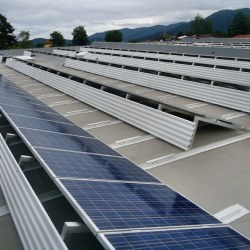 Projekti elektro hosekra s strešno kritino TP 20 rezano na polovico po dolžini