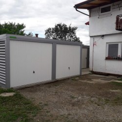 G160 Dvojna Garaža: Srebrna Eleganca z belimi Hormann Vrati