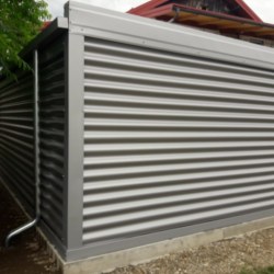 G160 Funkcionalna L Postavitev Dveh Montažnih Kovinskih Garaž s Stranskimi Vrati in Oknom