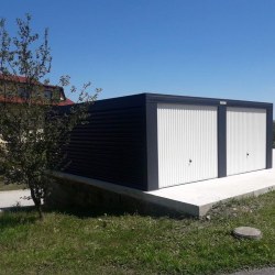 G160 Prostorna Montažna Kovinska Dvojna Garaža v Antracit in Beli Barvi