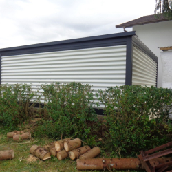 Bela montažna dvojna garaža Hosekra s kovinsko konstrukcijo