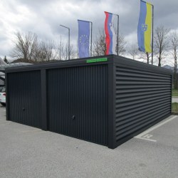 Dvojna garaža v antracit barvi na parkirišču