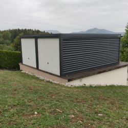 G160 Dvojna Kovinska Garaža z Belimi Hormann Vrati v antracit barvi