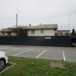 Antracit kovinske garaže ob parkirišču
