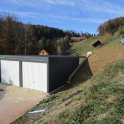 Dvojna kovinska garaža z belimi vrati