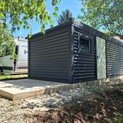 Kovinska garaža z vrati in oknom Hosekra