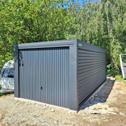 Enojna kovinska garaža Hosekra na vrtu