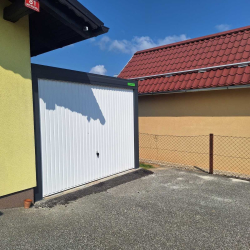 Garaža Hosekra ob hiši
