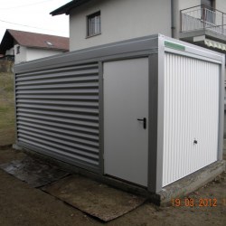 Garaža Hosekra ob hiši