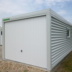 Bela kovinska garaža Hosekra s stranskim oknom