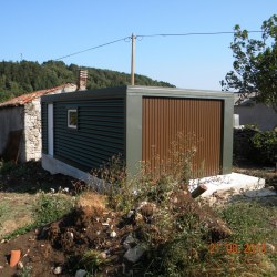 Garaža Hosekra ob starejši kamniti hiši