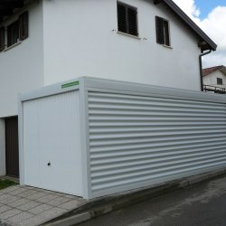Montažna garaža Hosekra ob hiši