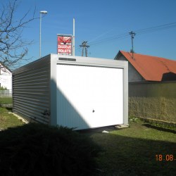 Bela garaža Hosekra na dvorišču