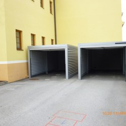 Dve enojni garaži Hosekra ob objektu