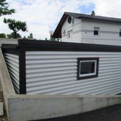 G10 Enojna Sodobna Montažna Kovinska Garaža s Hormann Vrati in Stranskim Oknom