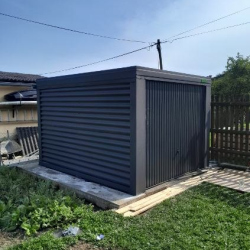 Enojna kovinska garaža na betonski podlagi