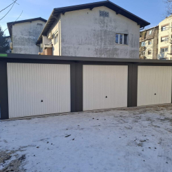 tri garaže v vrsti