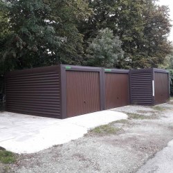 G200 Tri vrstne garaže v rjavi barvi Hosekra s Hormann vrati
