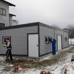Velika srebrna garaža z več okni in ločenimi vhodi