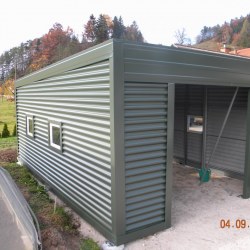 Velika garaža z visokim vhodom in manjšimi stranskimi okni