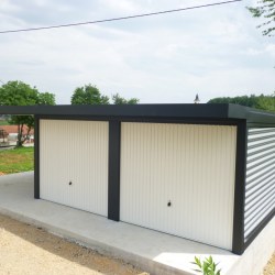 Dvojna montažna garaža po naročilu z antracit konstrukcijo, nadstreškom in oknom