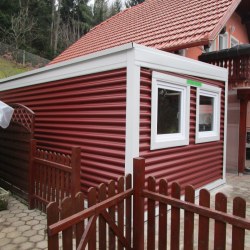 Rdeča montažna garaža po naročilu z belo konstrukcijo in dvema oknoma