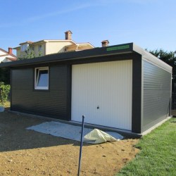 G70 Montažna avtomobilska garaža z izolacijo, belimi Hormann vrati in oknom
