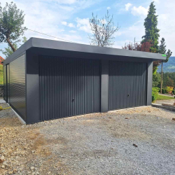 Dvojna garaža z izolacijo in nadstreškom