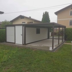 G90 Montažna avtomobilska garaža z nadstreškom, dodatnimi vrati in oknom v kombinaciji bele in temno rjave barve