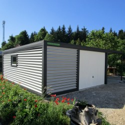 G90 Montažna avtomobilska garaža z nadstreškom ob strani, belimi Hormann vrati in oknom