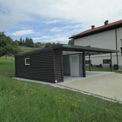 Rjava garaža z nadstreškom