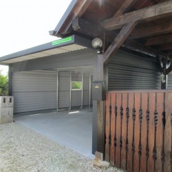 G60 Antracit Montažna Garaža z Rolo Vrati in Nadstreškom - Sodobnost in Vzdržljivost