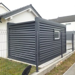 Enojna garaža postavljena ob objekt