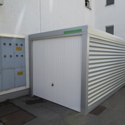 Enojna garaža postavljena ob gospodarski objekt
