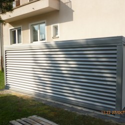 Garaža Hosekra, locirana ob večstanovanjskem bloku.