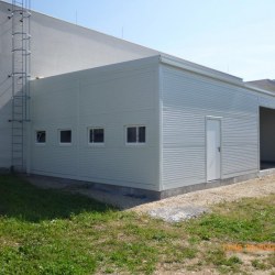Bela Montažna Garaža Hosekra po Naročilu - Modernost in Funkcionalnost