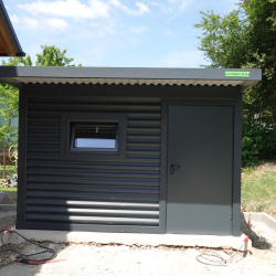 Kovinska lopa Hosekra z oknom