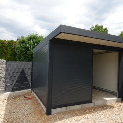 Kovinska lopa Hosekra z nadstreškom