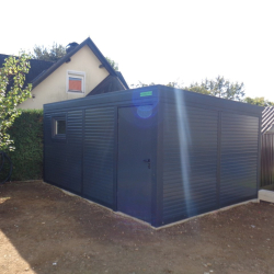 Antracit vrtna uta Hosekra postavljena na dvorišču